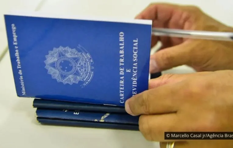 Brasil bate novo recorde de carteira assinada, no rendimento real e na queda de desemprego
