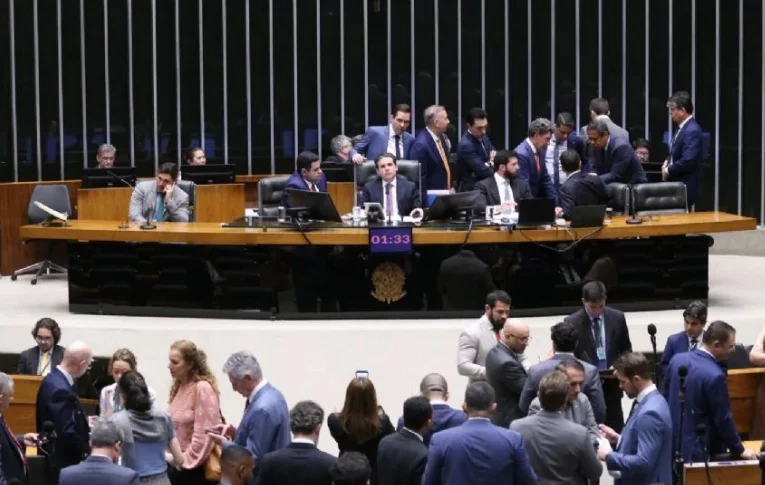 Câmara aprova projeto que faz bilionários pagarem impostos, taxa bets e fintechs