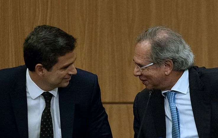 Campanha que defende tributação de super-ricos quer apuração de conduta de Guedes e Campos Neto