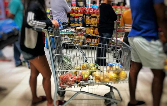 Classe média e pobres sentem disparada nos preços dos alimentos e reduzem consumo