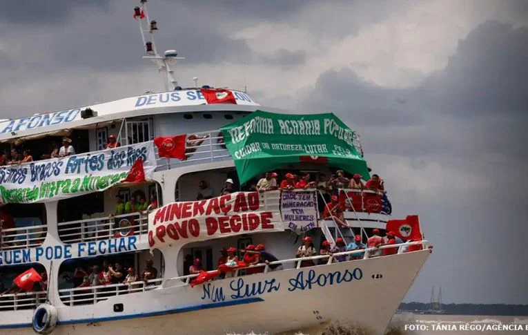 Em Belém do Pará, trabalhadores participam de barqueada em ato por justiça climática