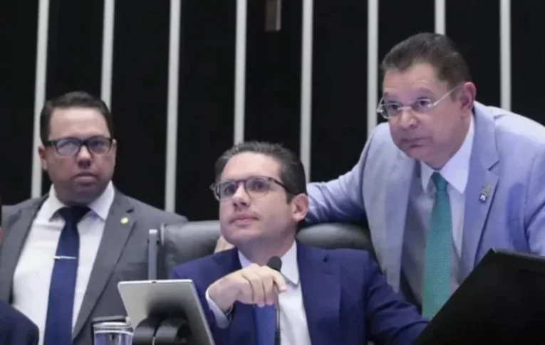 Em vingança contra governo, Câmara tira R$ 30 bi da saúde e educação e repassa ao agro