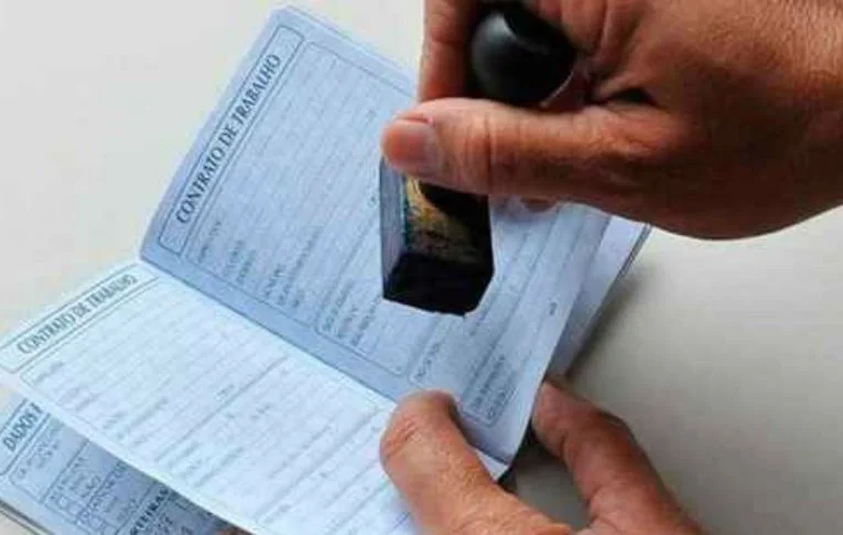 Emprego formal reduz ritmo, demissões crescem mais que admissões e salário de quem é contratado continua menor