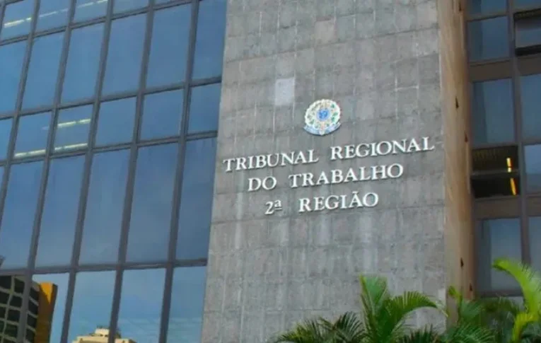 Empresa deve indenizar trabalhador por ligação durante licença-paternidade