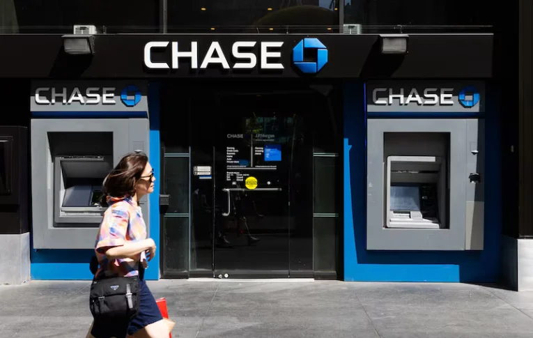 Fim da agência bancária? JPMorgan expande rede física e ‘colhe frutos’ em depósitos