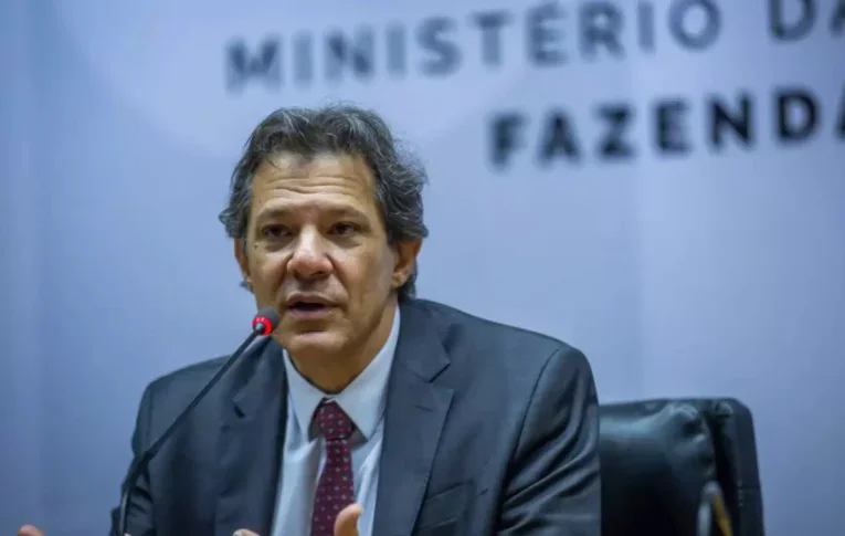 Governo avalia cortar bolsa milionário para substituir MP do IOF