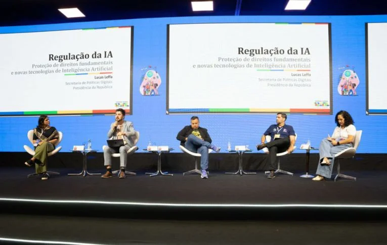Inteligência Artificial em debate: impactos, riscos e a defesa dos direitos sociais