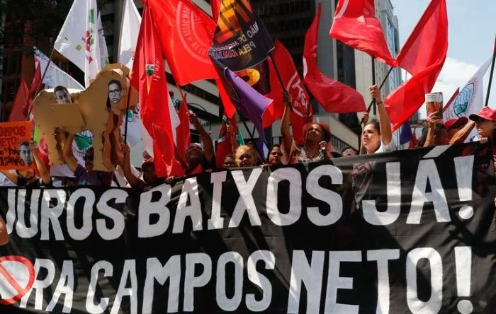 Juros altos encarecem crédito e travam investimentos de empresas 