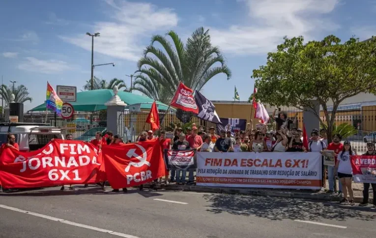 Manifestantes foram às ruas neste domingo (16) contra escala 6×1