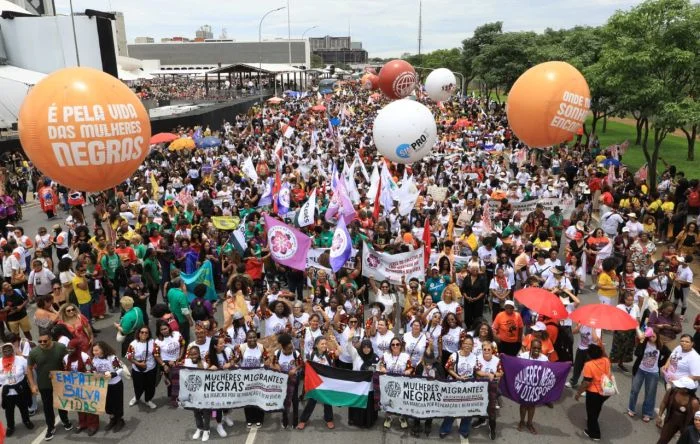Marcha histórica das Mulheres Negras toma Brasília por justiça racial e reparação 