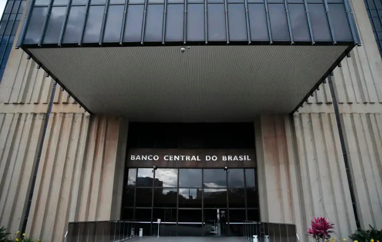 Mercado financeiro eleva projeção do PIB para 2,25% em 2025