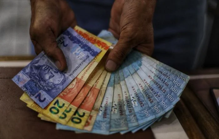 Mercado financeiro prevê inflação menor, aumento do PIB e dólar mais barato 