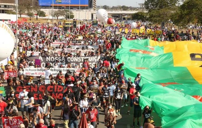 Milhares de brasileiros ocuparam as ruas do país para exigir “Fora, Bolsonaro”