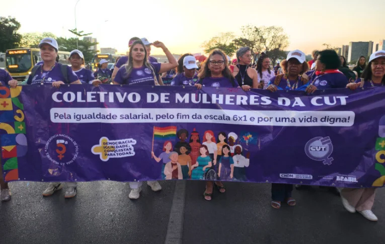 Milhares de mulheres fazem ato em Brasília por direitos e democracia 