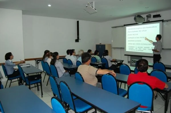 Trabalhadores aceitam proposta e Seeb Umuarama assina acordo com a Gazincred