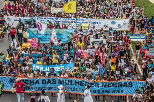 50 mil mulheres negras marcham contra o racismo e contra a violência em Brasília