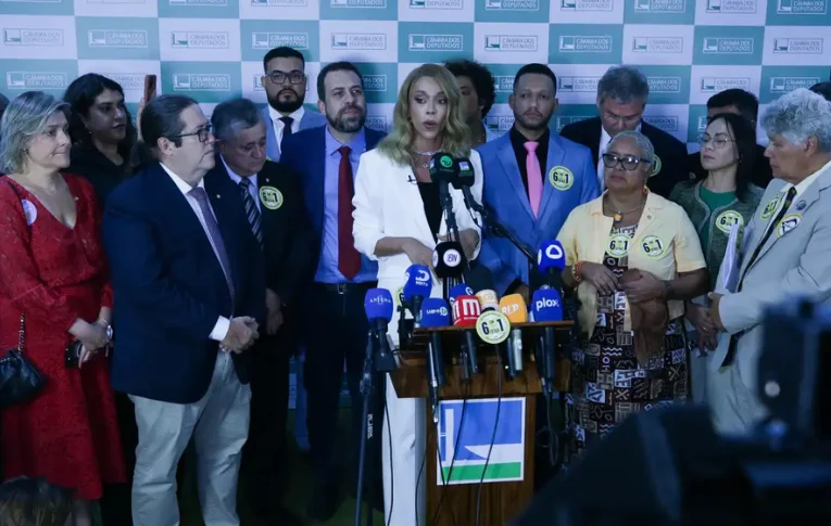 PEC contra escala 6x1 é protocolada na Câmara com 234 assinaturas 
