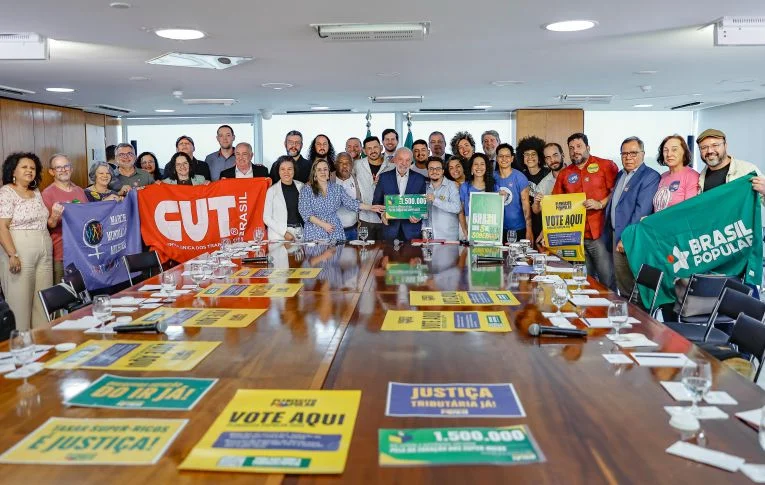 Plebiscito Popular 2025 é entregue ao presidente Lula com apoio massivo à isenção do IR e ao fim da escala 6x1