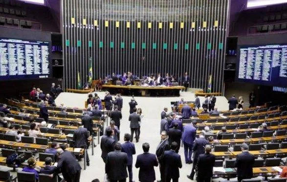 Pressão da CUT e centrais barra votação da Carteira Verde Amarela no Congresso