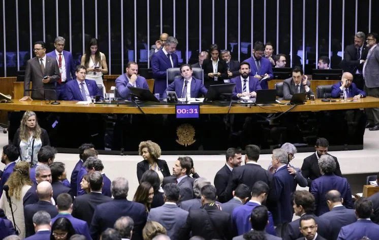 Pressão popular garante aprovação de isenção do IR para até R$ 5 mil e taxação dos mais ricos