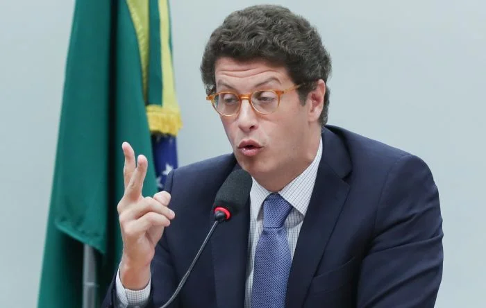 Salles acaba com proteção a reservas ambientais de manguezais e restingas