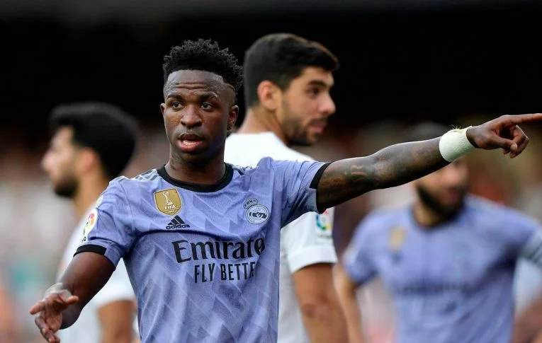 Santander encerra patrocínio da La Liga após racismo contra Vini Jr