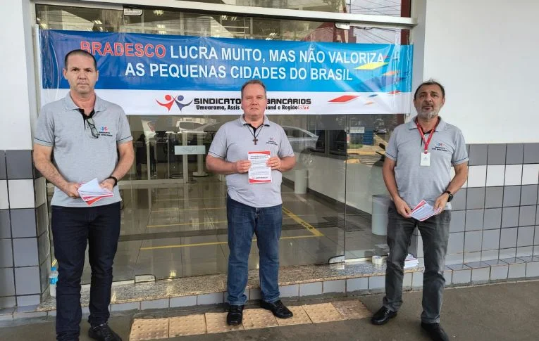 Sindicato de Umuarama realiza protesto contra o fechamento da agência do Bradesco de Guaíra