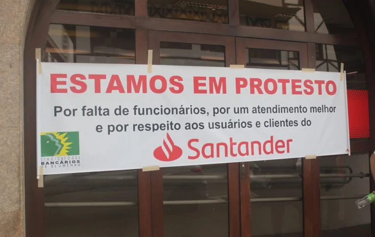 Sindicato fecha agência do Santander em Blumenau (SC) por falta de funcionários