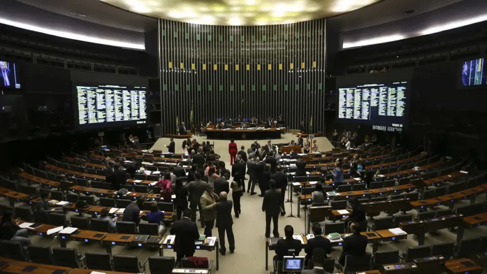 Para salvar bets, Câmara retira recursos da segurança e aprova PL Antifacção