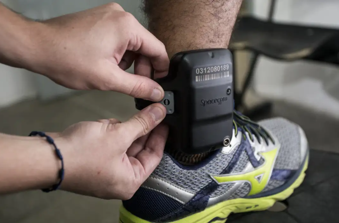 Medidas protetivas não bastam e tornozeleira vira resposta ao feminicídio 