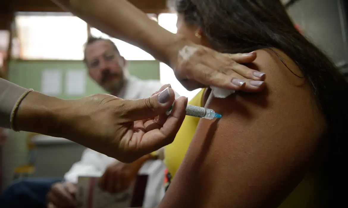 Empresas deverão informar trabalhadores sobre cânceres e vacina