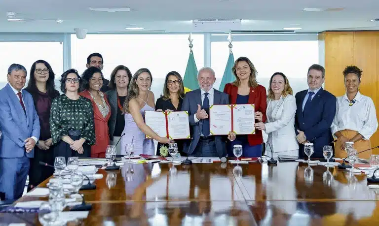 Lula sanciona lei que prevê tornozeleira eletrônica para agressores de mulheres