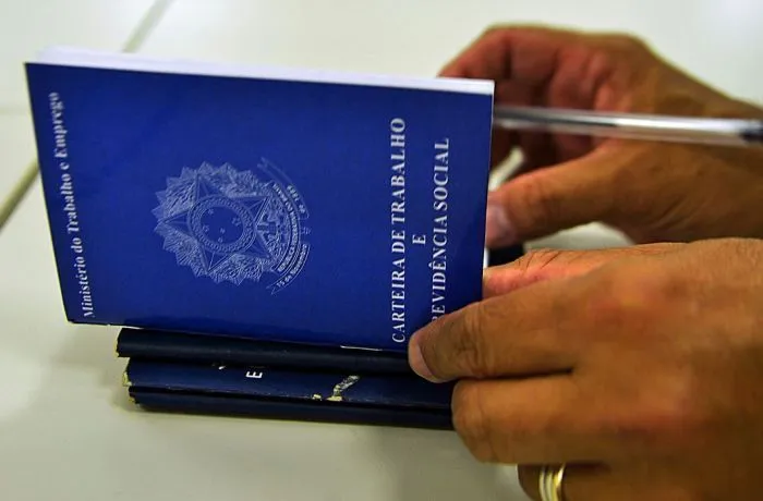 Pesquisa revela que brasileiro prefere emprego com carteira assinada 